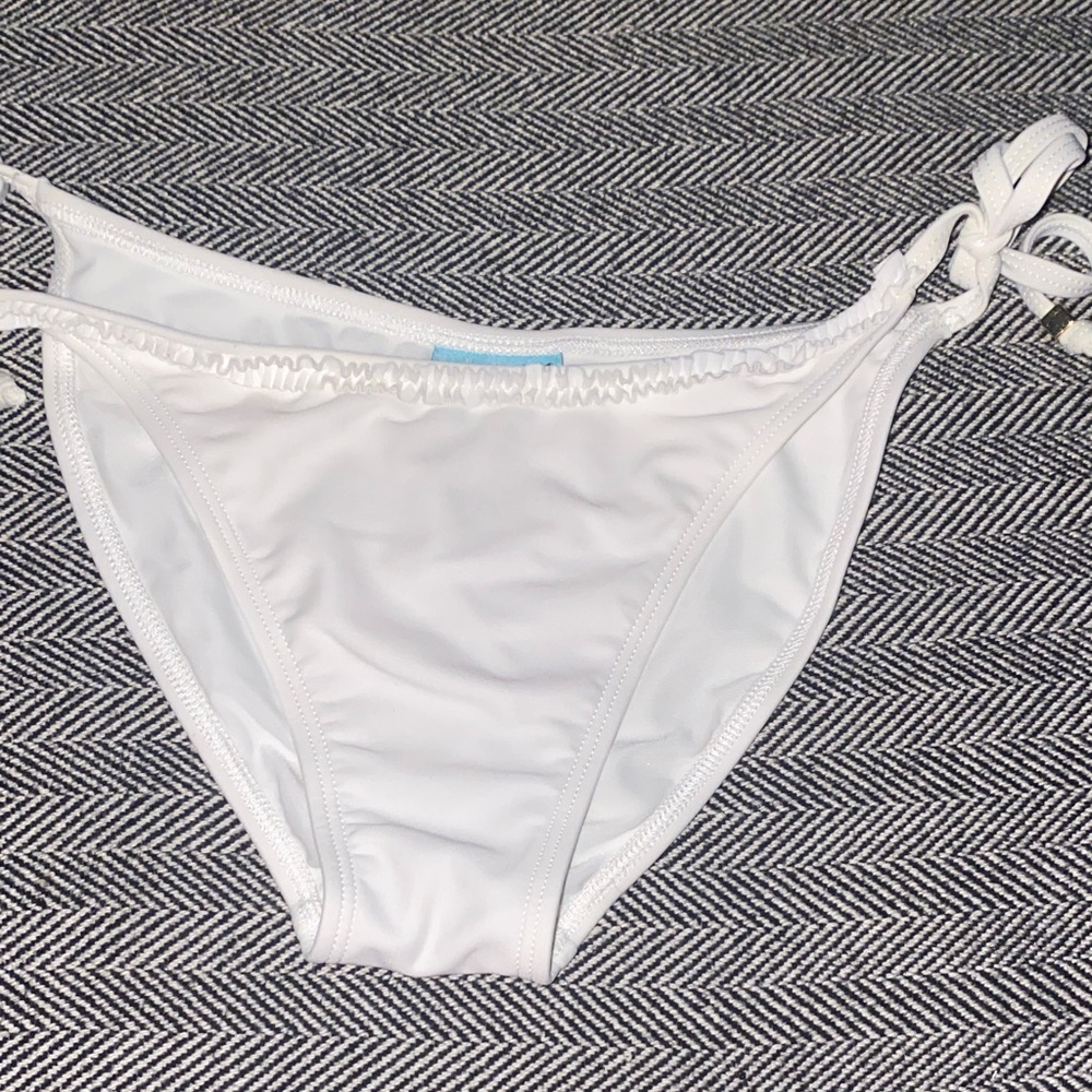 Gentle used- Letarte White Bikini Bottom size:M Color: White Great Condition